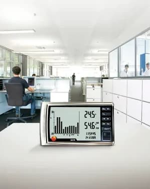 Termohigrometr na biurku mierzący temperaturę i wilgotność w strefie pracy biurowej
