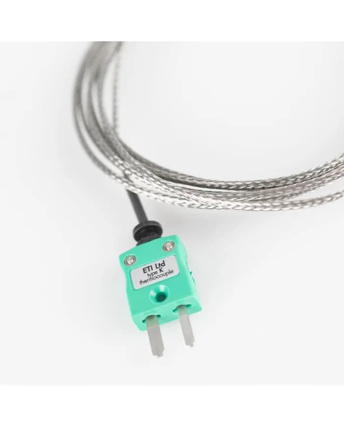 Zbliżenie miniaturowej wtyczki typu K sondy ETI 133-041 z opisem ETI Ltd type K thermocouple i przewodem w oplocie stalowym