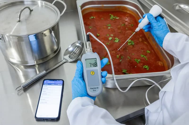 Termometr na sondy termistorowe i termoparowe ETI Therma 22 Blue z Bluetooth - dokładność ±0,2 °C – w użyciu