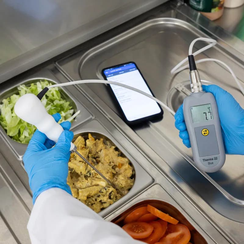 Termometr na sondy termistorowe i termoparowe ETI Therma 22 Blue z Bluetooth - dokładność ±0,2 °C – w użyciu