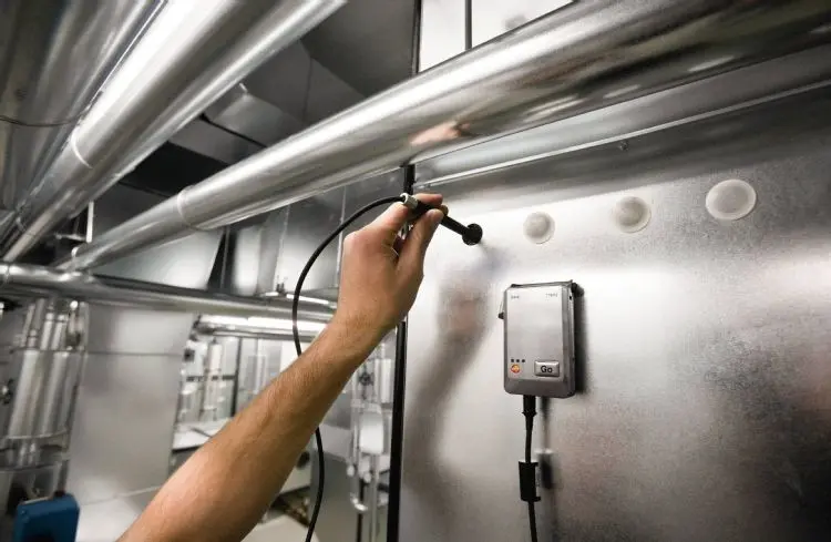 4-kanałowy rejestrator temperatury i wilgotności Testo 176 H2 w metalowej obudowie